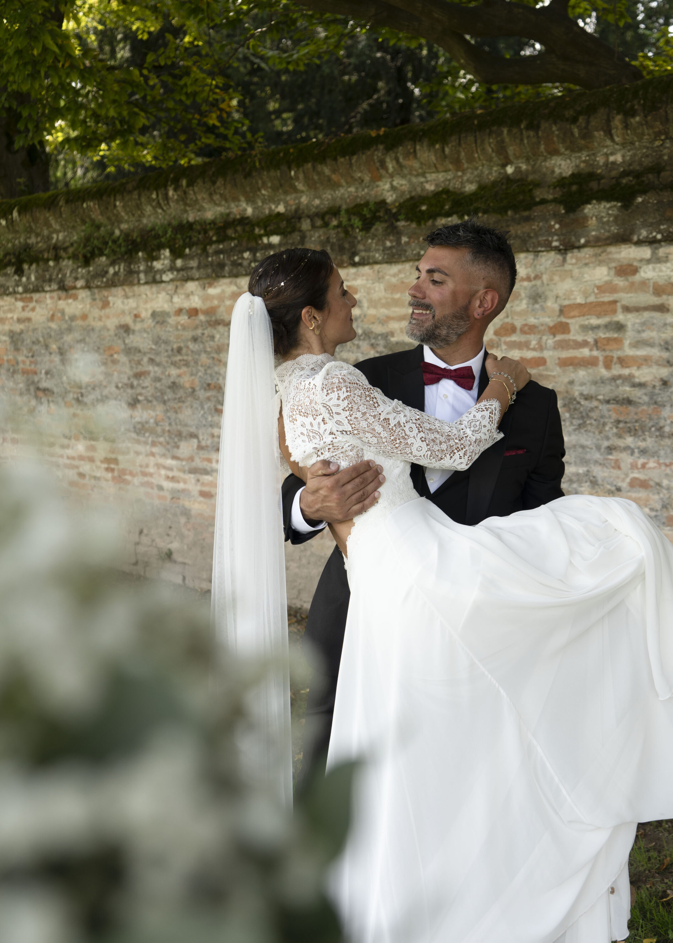 Fotografia di matrimonio con la sposa in braccio